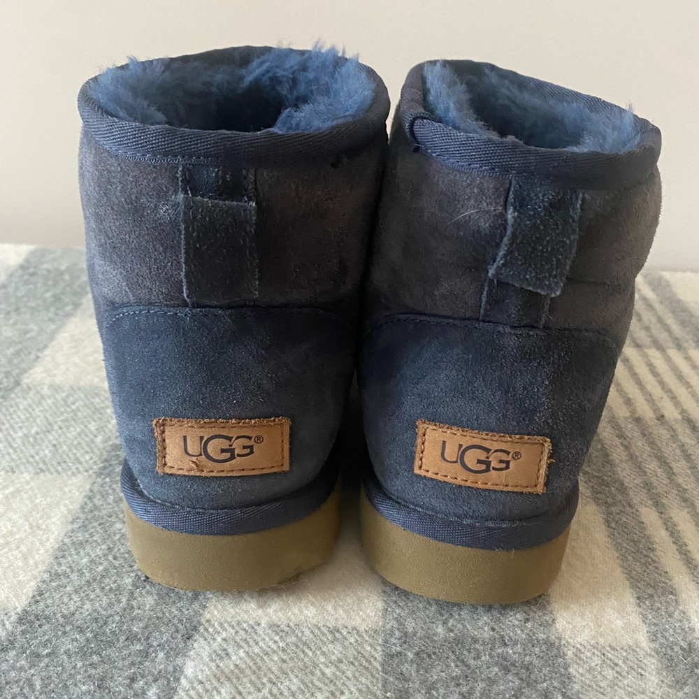 UGG mini in navy blue.